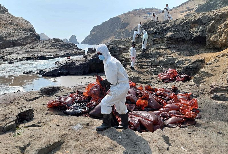 Equipos de limpieza en la playa del Callao retirando restos de petróleo