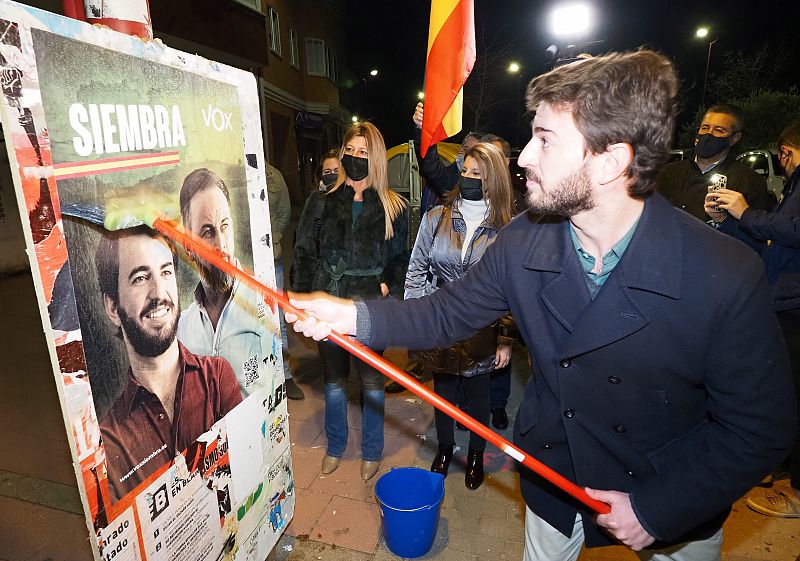 El candidato de Vox pega carteles en Valladolid