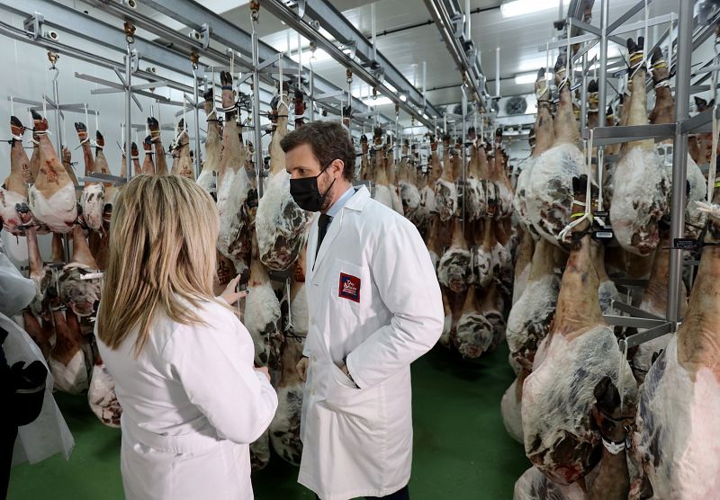 Pablo Casado visita la fábrica de embutidos y secadero Don Ibérico