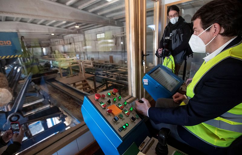 Mañueco visita una empresa maderera de Soria