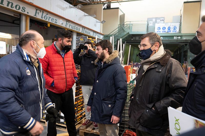 El candidato de Vox visita el mercado de Valladolid