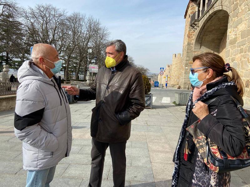 El candidato de Por Ávila a la Presidencia de la Junta de Castilla y León, Pedro Pascual, expone su programa a los vecinos de la ciudad