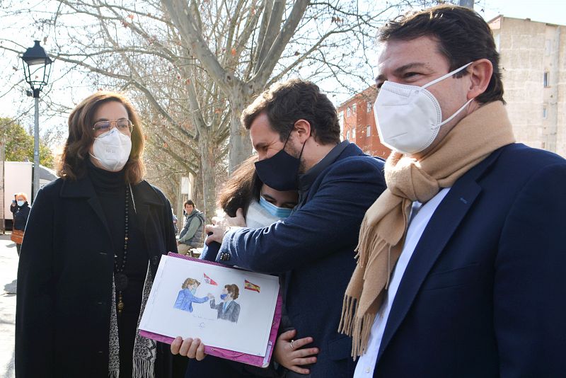 Casado recibe un dibujo de una niña en Palencia