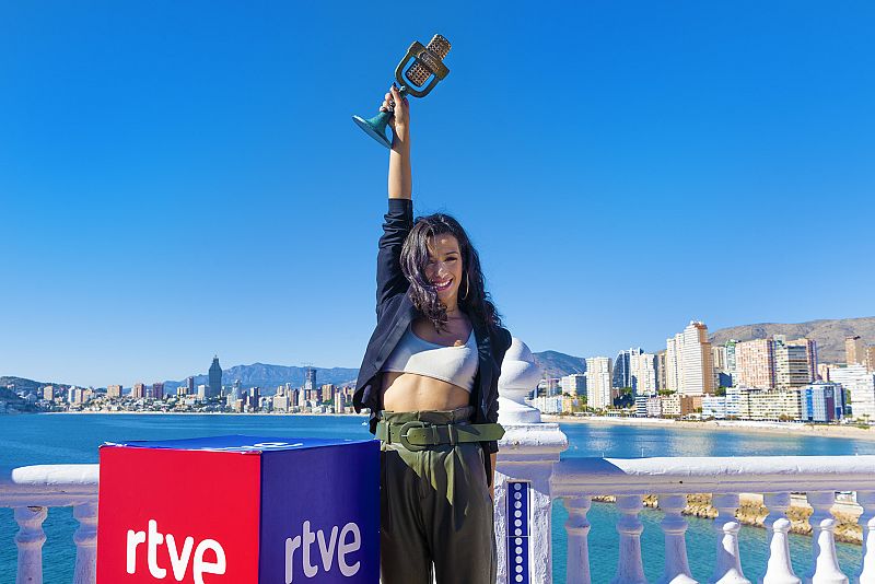 Chanel with the trophy after her victory at the Benidorm Fest