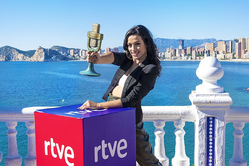 Chanel with the bronze microphone, the winner's trophy of the Benidorm Fest