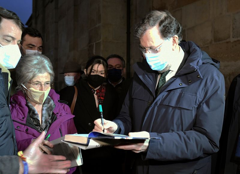 Rajoy firma un ejemplar de su libro en León