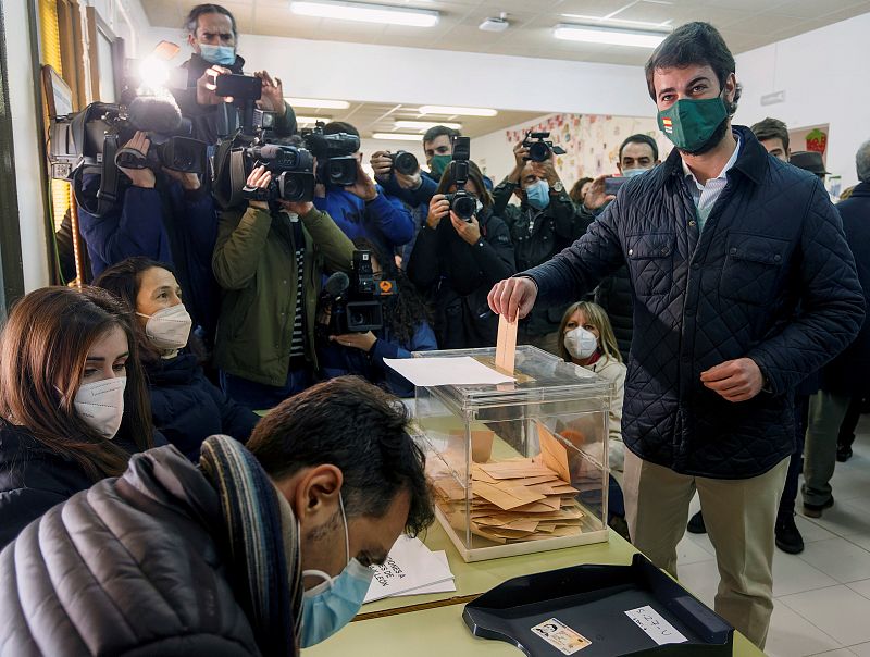 El candidato de VOX, Juan García-Gallardo, ejerce su derecho al voto en el Colegio Río Arlanzón de Burgos