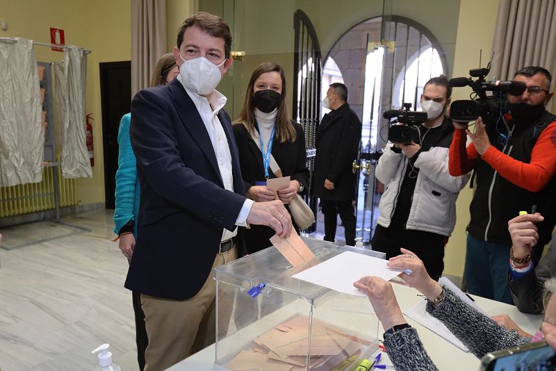 El candidato del PP, Alfonso Fernández Mañueco, ejerce su derecho al voto en la antigua sede de la Delegación Territorial de la Junta de Castilla y León en Salamanca