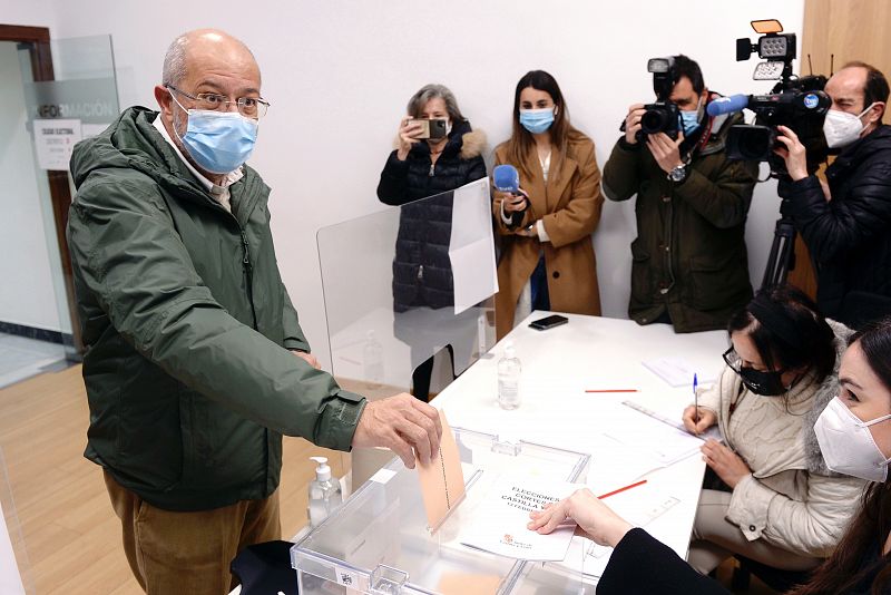 El candidato de Ciudadanos, Francisco Igea, ejerce su derecho al voto en Valladolid