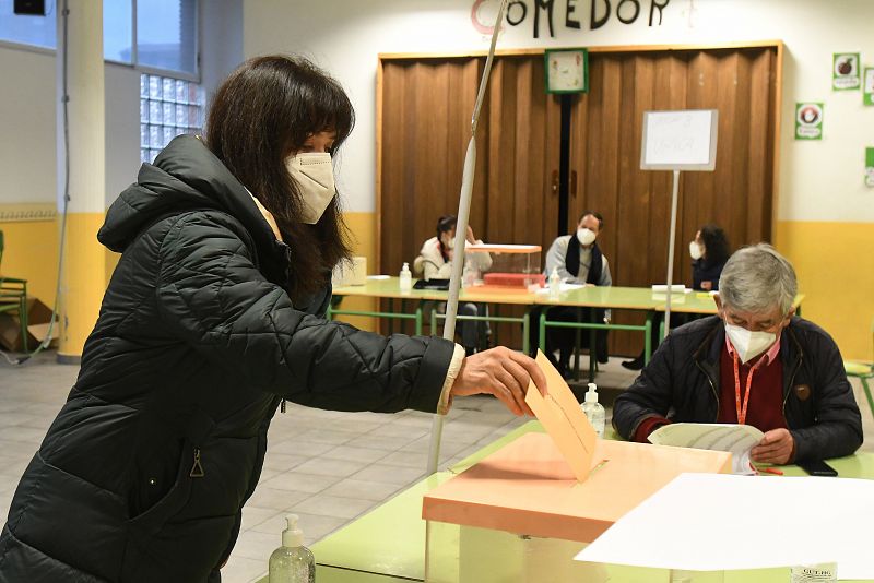 Una mujer vota en el colegio electoral instalado en la guardería municipal de Cistierna (León)