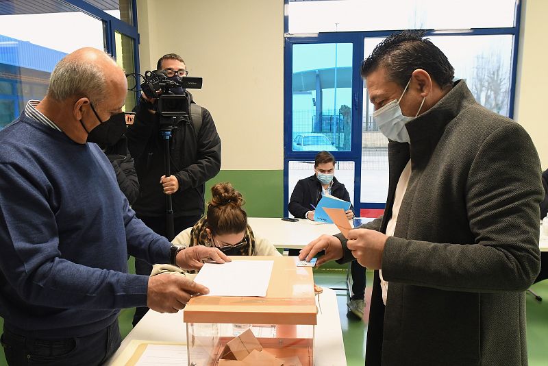 El candidato de la Unión del Pueblo Leonés (UPL), Luis Mariano Santos, vota en el colegio electoral instalado en la guardería municipal de Cistierna (León)