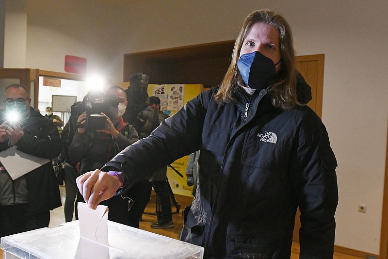 El candidato de Unidas Podemos, Pablo Fernández, vota en el colegio electoral del Ayuntamiento San Marcelo en León