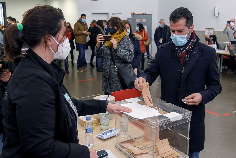 El candidato del PSOE, Luis Tudanca, vota en el colegio electoral instalado en el Centro Cívico del S-3 en Burgos