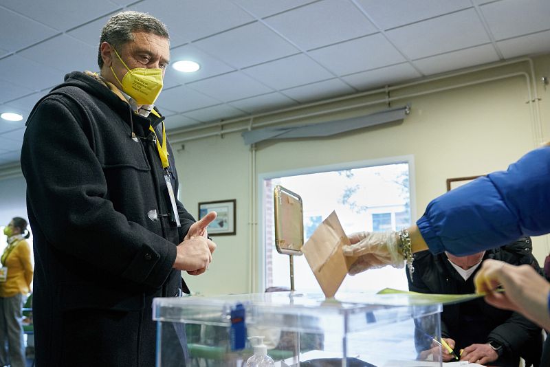 El candidato de Por Ávila, Pedro Pascual, ejerce su derecho al voto en la capital abulense