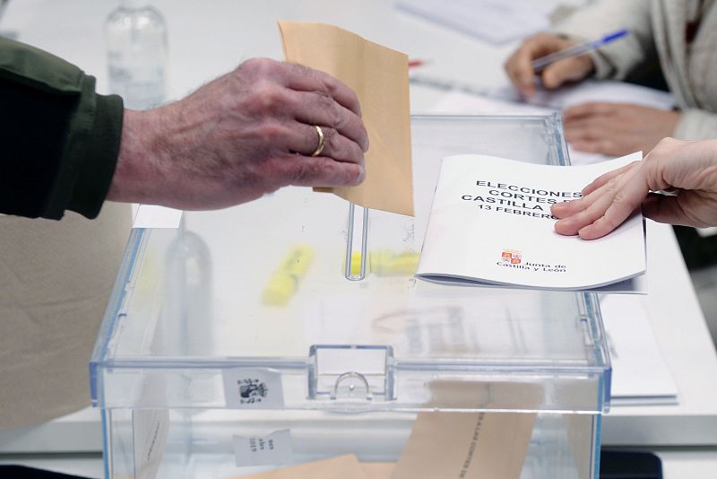 Una persona ejerce su derecho al voto en Valladolid