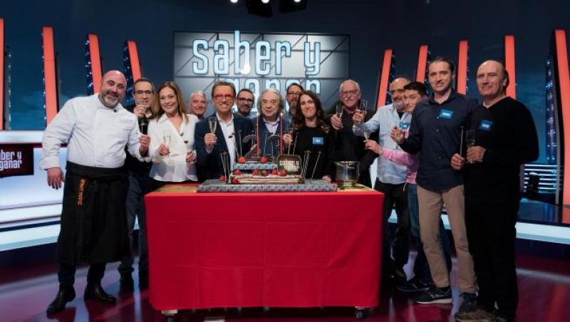 Tot l'equip celebra els 23 anys del'espai amb un gran pastís al Plató de Sant Cugat