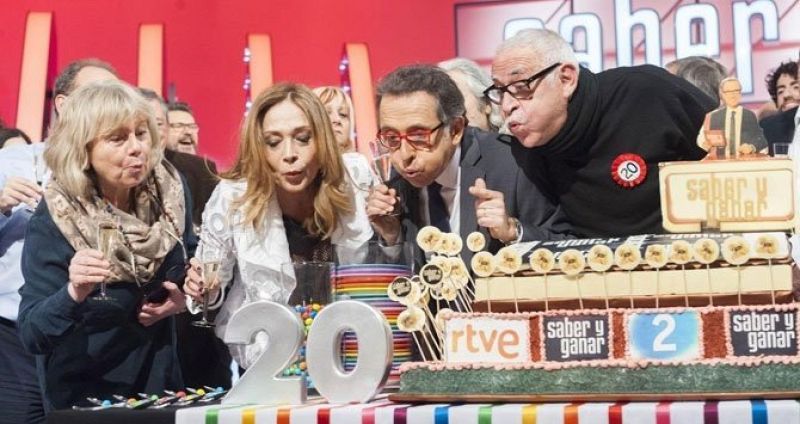 L'equip bufa les espelmes dels 20 anys: Àngels Peñarroya, Pilar Vázquez, Jordi Hurtado i Juanjo Cardenal