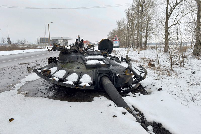 Un tanque ruso destruido en una carretera en las afueras de Járkov