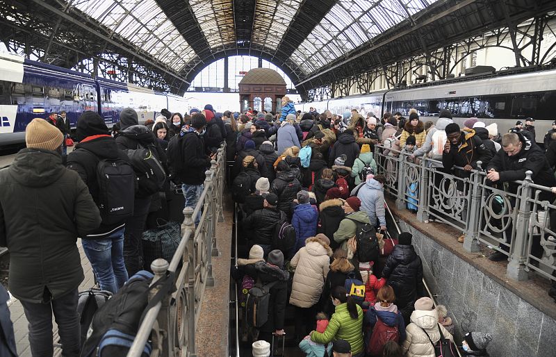 Gente abarrota la principal estación de tren de Lviv, en el oeste de Ucrania