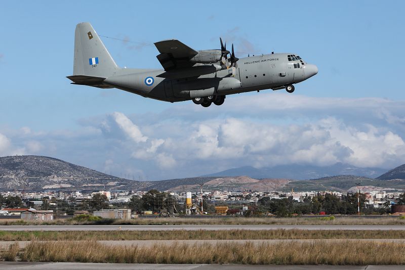 Un C-130 de la fuerza aérea griega despega de la base de Elefsina, en Grecia, cargado con ayuda humanitaria para Ucrania