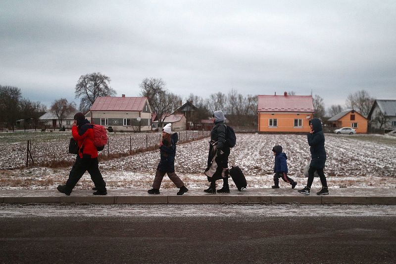 Ciudadanos ucranianos huyen de la guerra de su país por el paso fonterizo de Korczowa