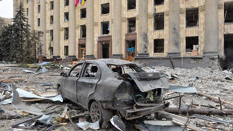 Un ataque ruso ha destruido el edificio de la gobernación en Járkov