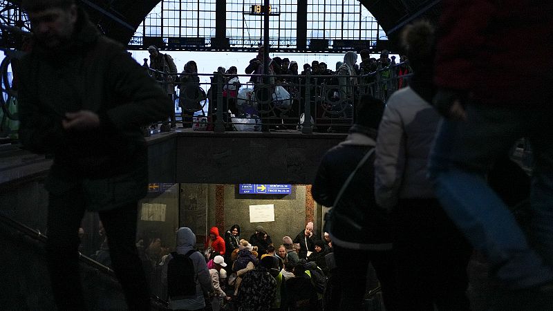 Numerosas personas esperan en la estación Central de Lviv, desde la que abandonan Ucrania en tren hacia Polonia