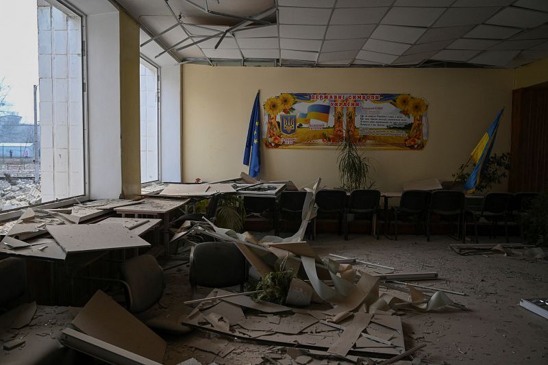 Interior de la escuela destruida por las bombas en Zhitómir