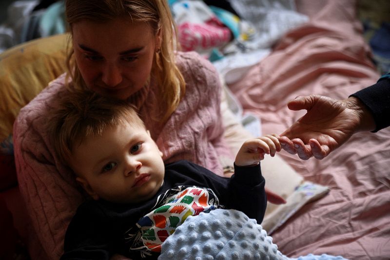 Una mujer abraza a su hijo enfermo en un refugio para personas que huyen de la guerra en Ucrania, en Leópolis, última parada para miles de personas antes de llegar a Polonia