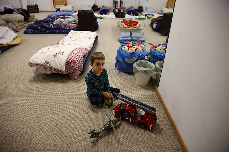 Un niño en un refugio de Leópolis para los refugiados de la guerra en Ucrania