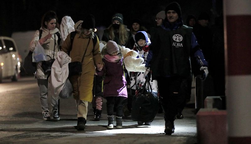 Los refugiados ucranianos cruzan la frontera con Rumanía y llegan a Siret