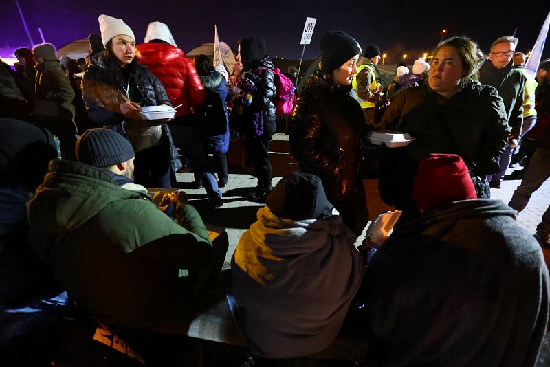 Un grupo de refugiados ucranianos, en su huida de Ucrania,en uno de los puntos de control de Medyka, en Polonia. 