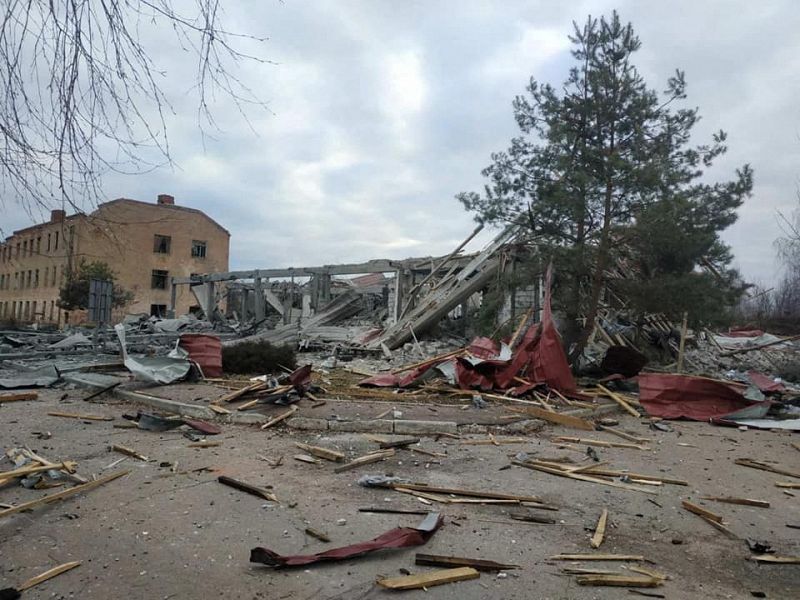 Una vista de los edificios dañados por los bombardeos a causa de la invasión rusa de Ucrania, en Zhytomyr, al noroeste del país. 