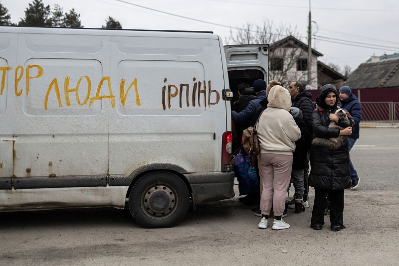 Un grupo de residentes de Irpin, cerca de Kiev, sale de la ciudad por la única vía de escape después de los intensos bombardeos de las tropas rusas durante el intento de evacuación frustrado este fin de semana, que han provocado muertos y heridos