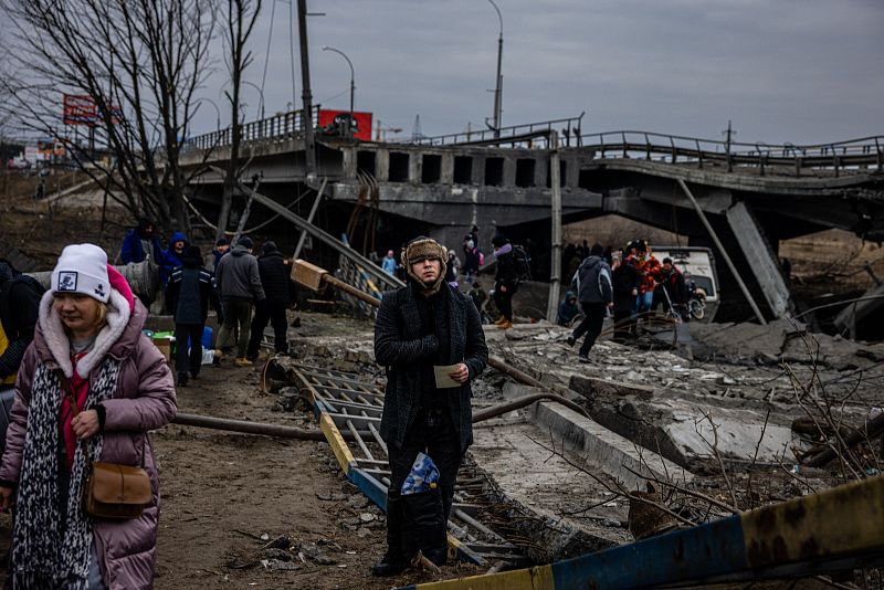 La población de Irpin cruzan un puente destruido por los bombardeos de Rusia. Ucrania ha rechazado la oferta de Moscú de establecer corredores humanitarios