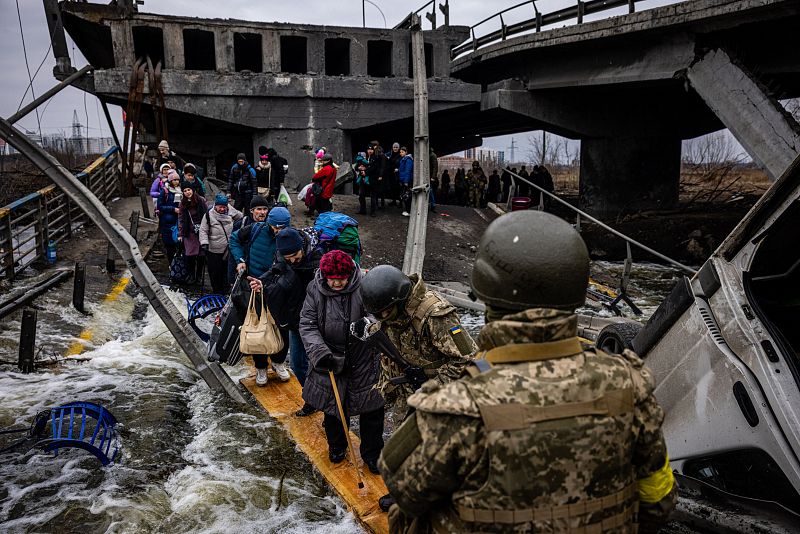 Los refugiados tienen que salvar la destrucción dejada por las bombas