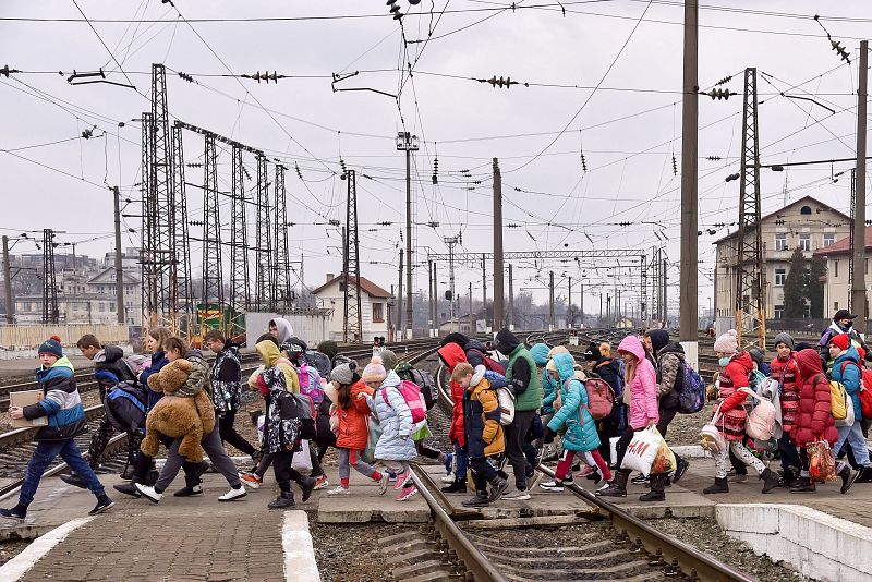 Niños evacuados del orfanato de Hulaipole en la estación de tren de Leópolis, en el oeste de Ucrania, el 7 de marzo de 2022.