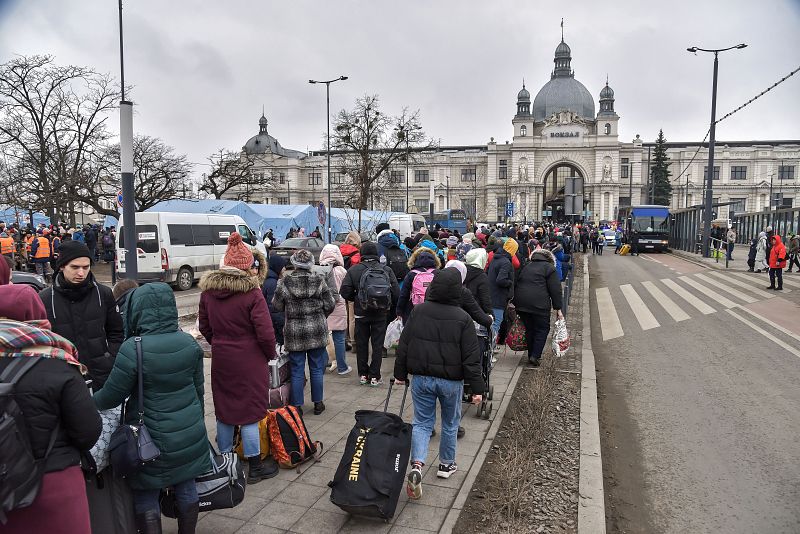 Refugiados ucranianos forman largas colas en la estación de tren de Leópolis, en el oeste de Ucrania, el 7 de marzo de 2022.