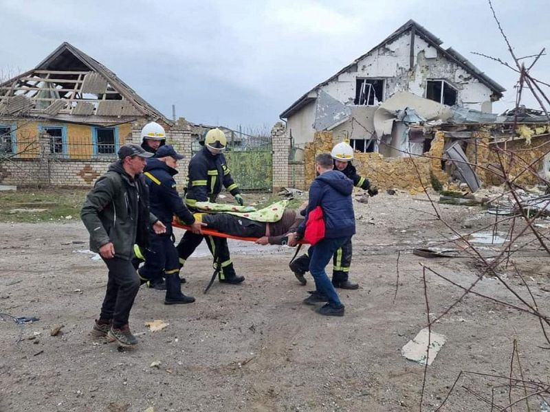 Efectivos de emergencias trasladan a una mujer herida en Mykolaiv región del sur próxima a la estratégica ciudad portuaria de Odessa