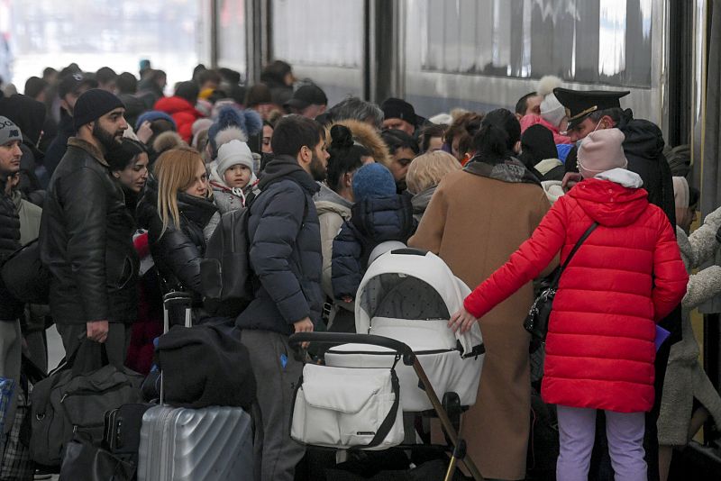 Decenas de refugiados ucranianos esperan en la estación de Chisinau, en Moldavia, para subir a un tren que les lleve a Rumanía, una de las paradas en su largo éxodo de la guerra