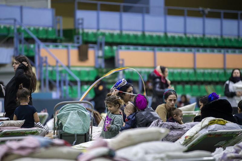 Ciudadanos ucranianos en un campo de refugiados instalado en Chisinau, Moldavia