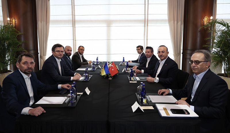 Los ministros de Exteriores de Ucrania y Turquía se reúnen para tratar sobre la guerra