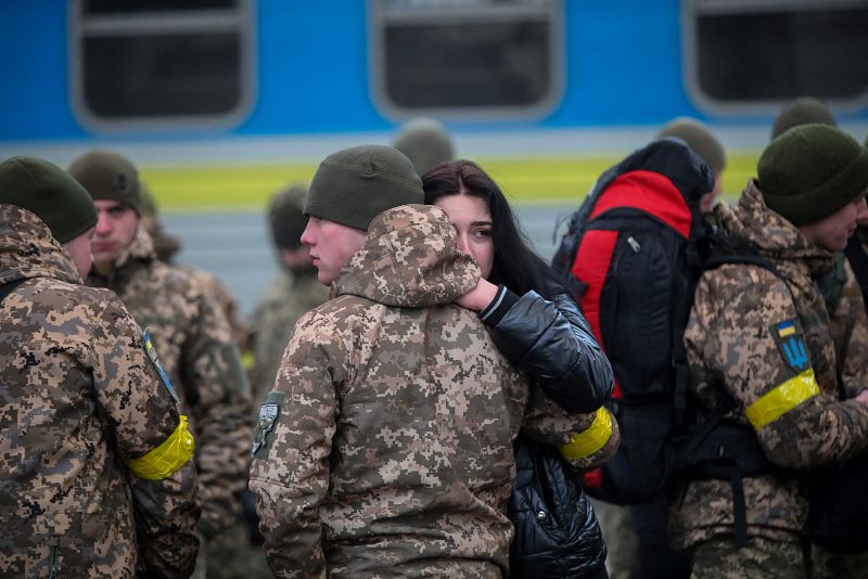 Un militar ucraniano se despide de su novia en la estación central de Lviv