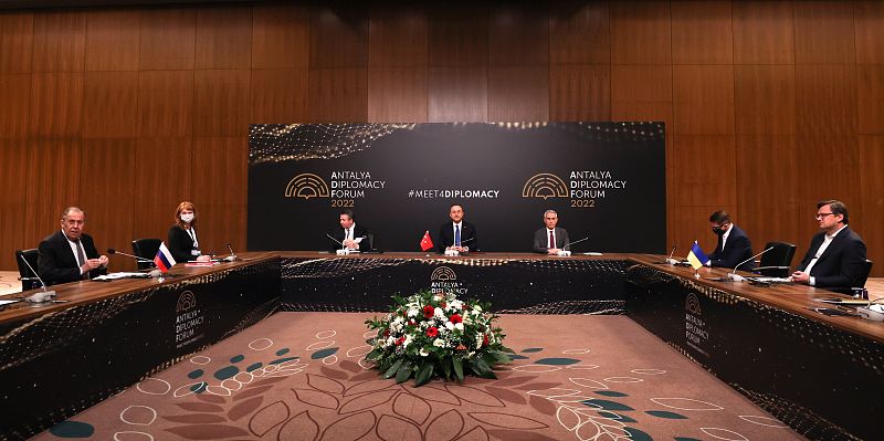 Reunión de los ministros de Exteriores ucraniano, Dmytro Kuleba; ruso, Sergei Lavrov, y turco, Mevlut Cavusoglu