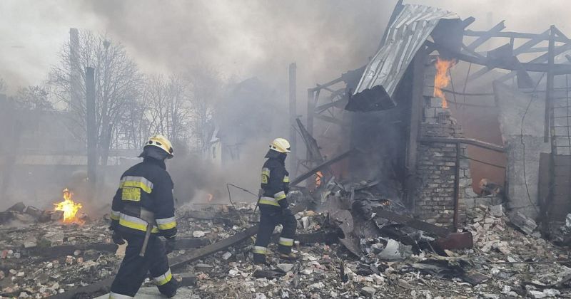 Daños producidos por un bombardeo aéreo en una zona residencial de Dnipro