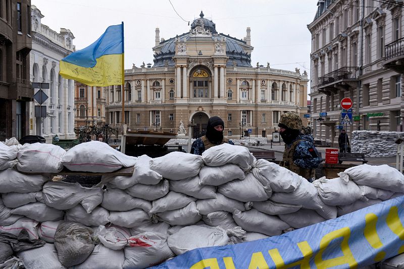 Soldados ucranianos hacen guardia detrás de una barricada en Odesa