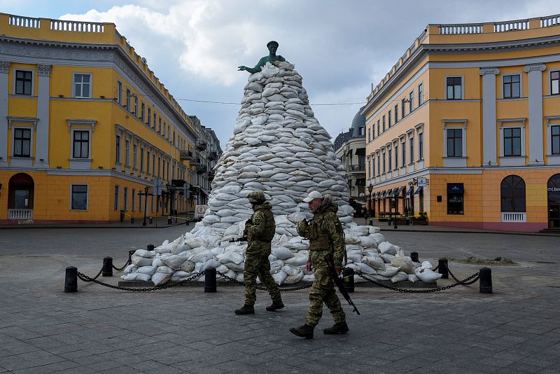 Monumento del fundador de Odesa, el duque de Richelieu, cubierto con bolsas de arena