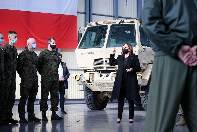 La vicepresidenta de Estados Unidos, Kamala Harris, en la 1ª Base Aérea de Varsovia