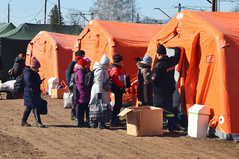 Ucranianos hacen cola en el control fronterizo de Medyka, en Polonia