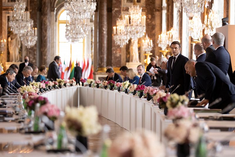 El presidente de Francia, Emmanuel Macron, en la reunión de los jefes de Estado de la UE en el Palacio de Versalles